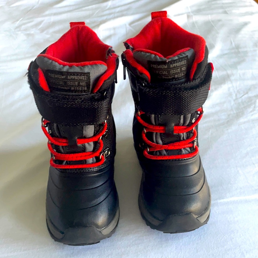 Carter’s snow boots, size 7